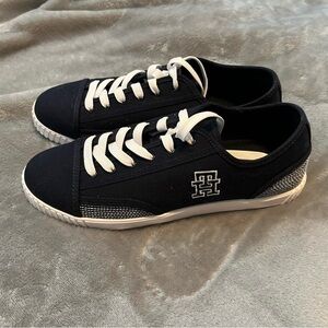 NWOT Tommy Hilfiger Men's Navy and White Sneakers